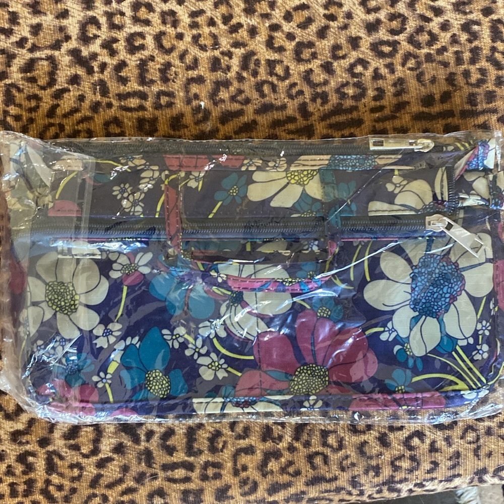 Cool multi compartment organizer bag! Pretty colors and patterns . Great gift!